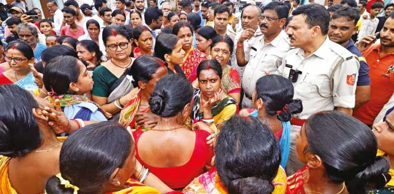 অন্নপূর্ণার টাকার দাবিতে রাস্তা ঘিরে তুমুল উত্তেজনা কুলটিতে