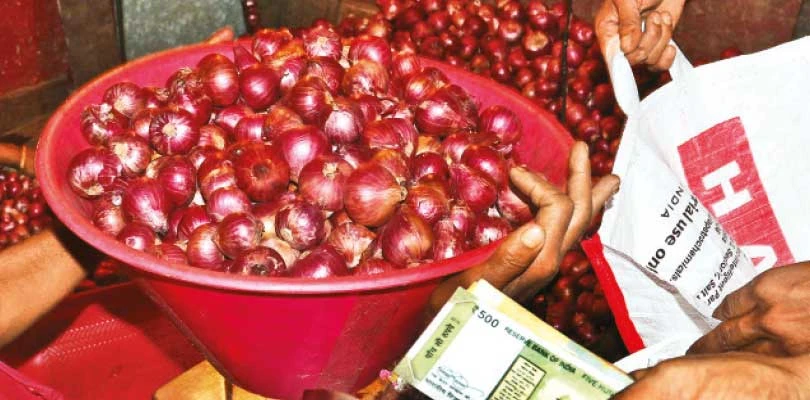 এবার মধ্যবিত্তের ধরাছোঁয়ার বাইরে পেঁয়াজও