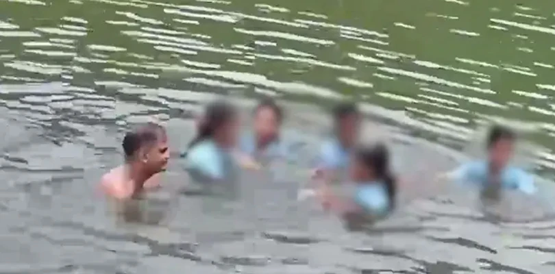 ছাত্রীদের সঙ্গে স্নানের ভিডিয়ো ভাইরাল! সাসপেন্ড প্রিন্সিপাল