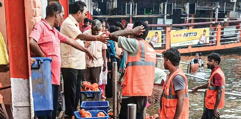এবারের শ্রাবণী মেলায় লক্ষাধিক পুণ্যার্থী এলেও  পরিচ্ছন্ন গোটা তারকেশ্বর, হিরো সাফাই কর্মীরাই