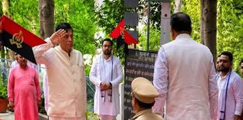 জাতীয় সংগীতের মাঝেই মঞ্চ ত্যাগ, বিতর্কে উত্তরপ্রদেশের স্পিকার