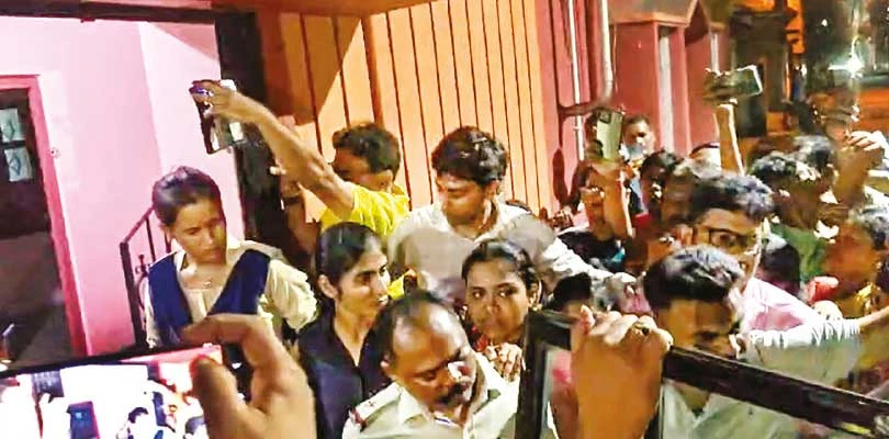 বরানগরে মহিলার দেহ উদ্ধার ঘিরে তুমুল উত্তেজনা, পুলিশের লাঠিচার্জ