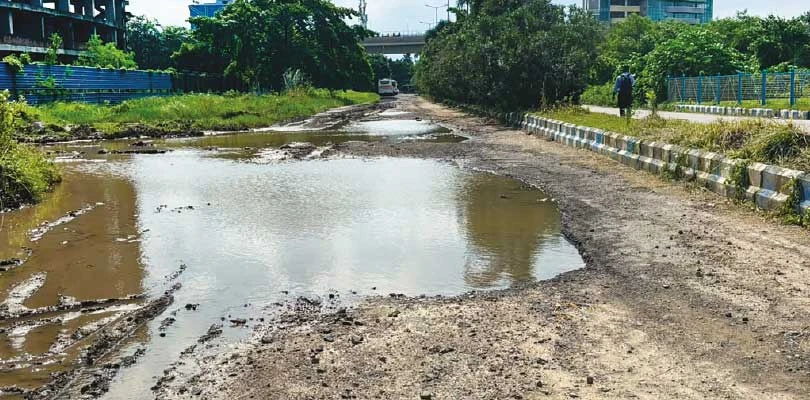 বিশ্ববাংলা সরণির পাশের রাস্তা যেন ‘নদী’, দুর্ভোগ স্মার্ট সিটিতে