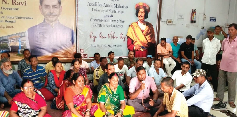 এনবিইউ: তৃতীয় দিনে পড়ল অস্থায়ী কর্মীদের অবস্থান বিক্ষোভ, চেম্বারে ঢুকতে পারছেন না রেজিস্ট্রার