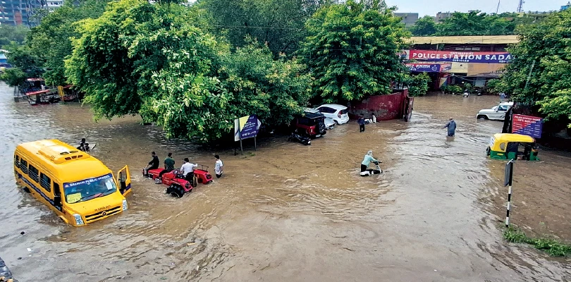 কয়েক ঘণ্টার বৃষ্টিতেই জল যন্ত্রণা দিল্লিতে, ভাসছে গুরুগ্রামও