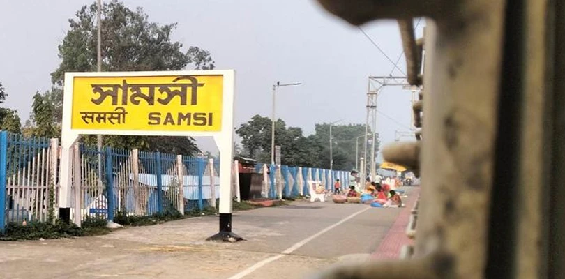 সামসী স্টেশনের ২ নম্বর প্ল্যাটফর্মে ঝুঁকি নিয়ে চলছে ওঠানামা, দ্রুত পদক্ষেপ চান ক্ষুব্ধ যাত্রীরা