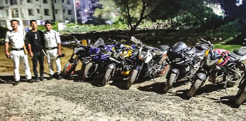বাইক চুরি চক্রের কিনারা করল টেকনো সিটি থানা
