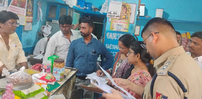 বোলপুর বাজারে নিত্যপ্রয়োজনীয় জিনিসপত্রের দাম খতিয়ে দেখতে  অভিযান উচ্চ আধিকারীকদের