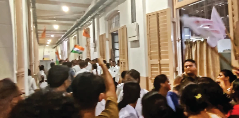 এসএফআই-এবিভিপি দ্বৈরথ স্লোগান যুদ্ধ কলকাতা বিশ্ববিদ্যালয়ে, বারাসতেও উত্তেজনা