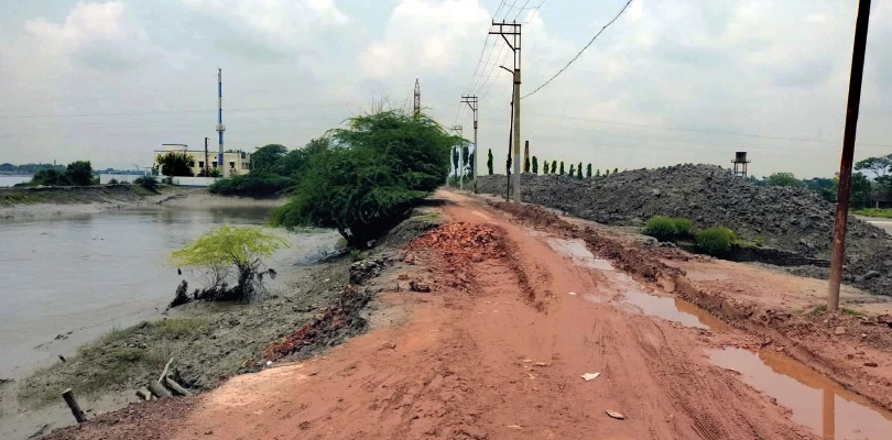 ইটভাটার মাটি কাটায় বেহাল হাসনাবাদ থেকে ন্যাজাট রোড, ক্ষোভ বাসিন্দাদের