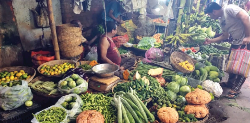 সবজির খেত জলের তলায়, বাজার অগ্নিমূল্য