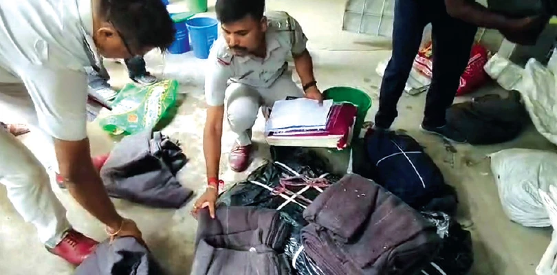 গোবরডাঙায় প্রাক্তন চেয়ারম্যানের বাড়ি থেকে উদ্ধার নানা ত্রাণসামগ্রী, বিক্ষোভ