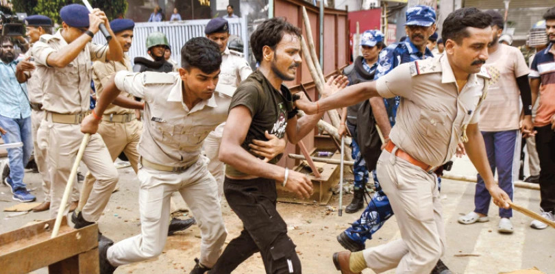 নিয়োগ-পরীক্ষা বাতিলের দাবি চাকরিপ্রার্থীদের, তুমুল বিক্ষোভ, পাটনায় জলকামান, লাঠিচার্জ
