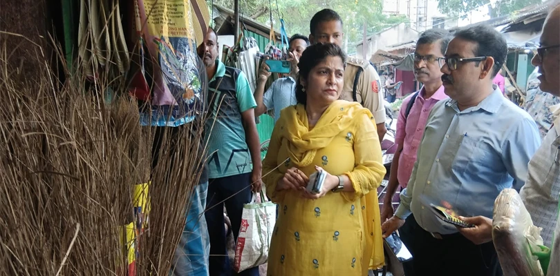চিনি ,তেল আটার দাম বৃদ্ধির কারণ সন্ধানে ঝাড়গ্রাম শহরের বজার পরিদর্শনে মহকুমা শাসক ও পুলিশ সুপার
