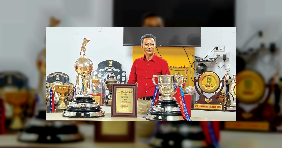 বৃষ্টির মধ্যেও অন্যের ছাতায় মাথা গলাইনি: দেবব্রত সরকার