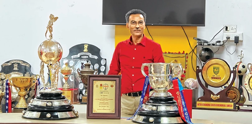 বৃষ্টির মধ্যেও অন্যের ছাতায় মাথা গলাইনি: দেবব্রত সরকার