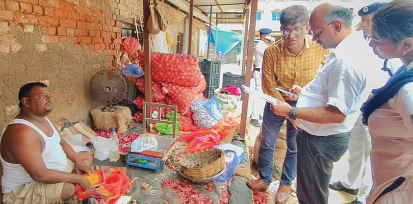 মূল্যবৃদ্ধির জেরে হেঁশেলে আগুন শহরতলির বাজারে হানা ইবি’র