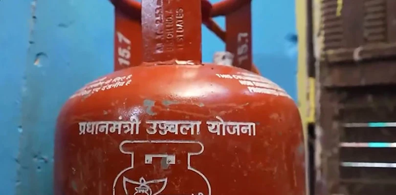 বাদ যাচ্ছেন রাজ্যের ১৪ লক্ষ উজ্জ্বলা গ্রাহক?