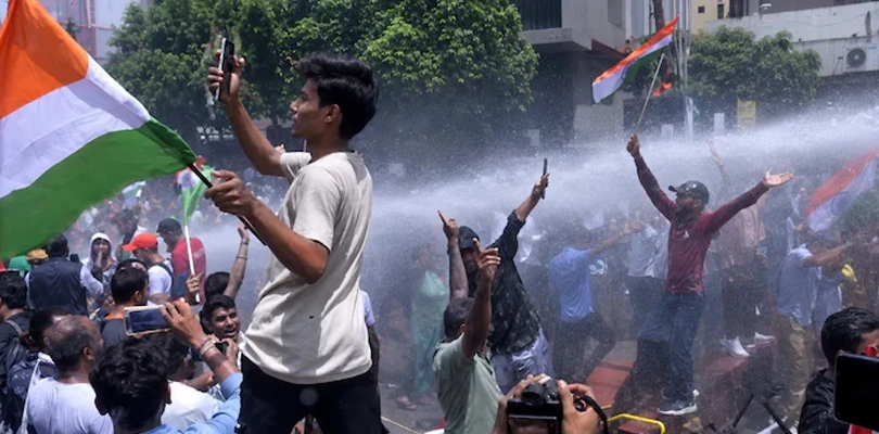 লাঠি-জলকামানেও রোখা গেল না ছাত্র-যুবদের, মুখ্যমন্ত্রীর বাড়ির দোরগোড়ায় ধুন্ধুমার কাণ্ড