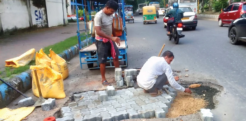 বিটুমিন নয়, রাস্তা মজবুতে কংক্রিট ব্লকের প্যাচওয়ার্ক