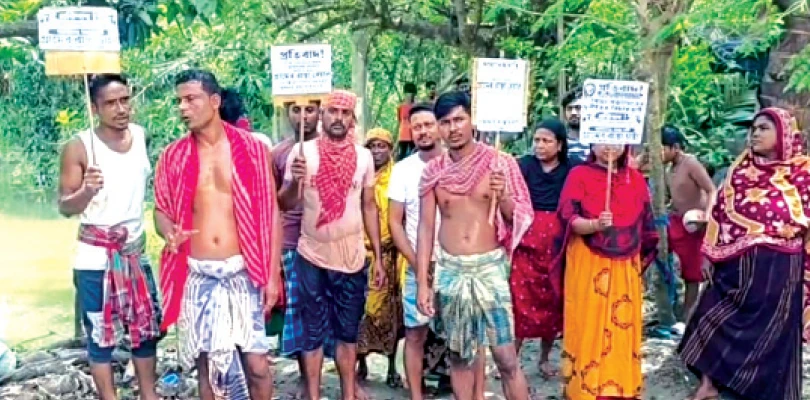 রাস্তায় হাঁটু-সমান জল, দ্রুত সংস্কারের দাবি গ্রামবাসীদের