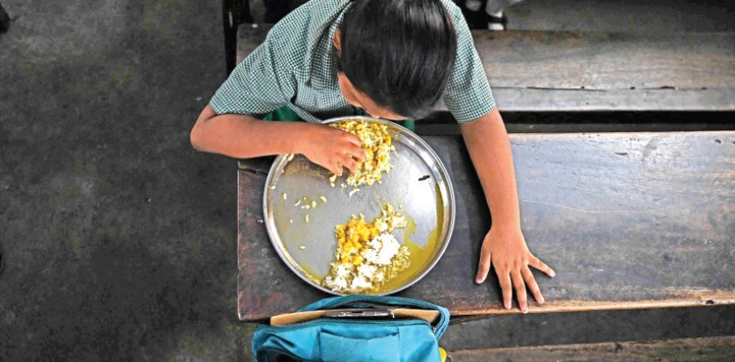 বরাদ্দ বৃদ্ধি নামে, মিলছে না মিড ডে মিলের টাকাই, মে-জুনের টাকা পায়নি বহু জেলার হাজার হাজার স্কুল