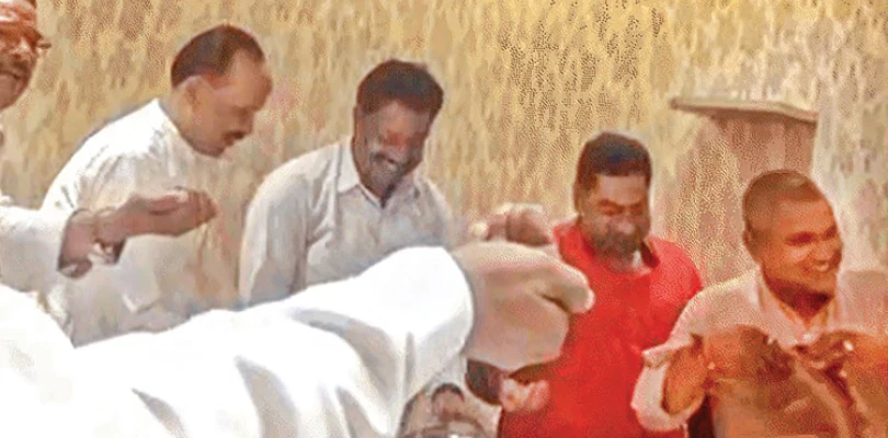 সমান ভাগ হবে ঘুষের, গঙ্গাজল হাতে শপথ যোগীরাজ্যের কাউন্সিলারদের!