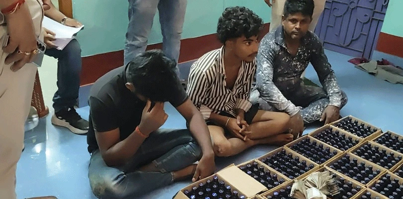 ফেনসিডিল বোতল ও নগদ টাকা উদ্ধার, গ্রেপ্তার তিন