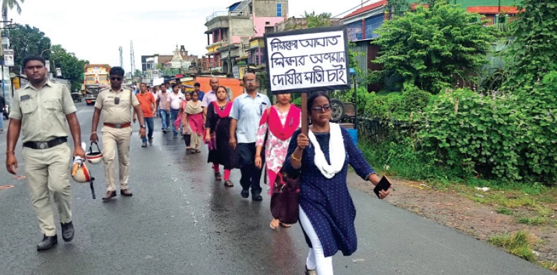 ধৃতের কড়া শাস্তির দাবিতে পথে পড়ুয়া, শিক্ষক ও অভিভাবকরা, গোপালনগরে স্কুলে ঢুকে মারধরের অভিযোগ!