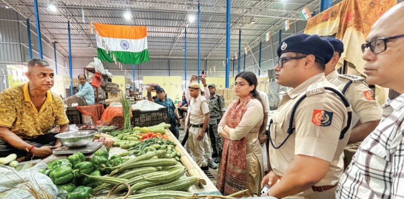 মূল্যবৃদ্ধিতে হেঁশেলে আগুন, শহরতলির বাজারে হানা প্রশাসনের