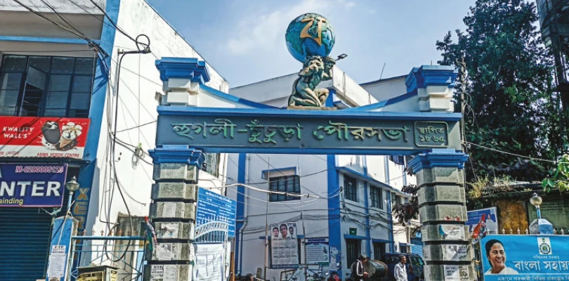 তিনমাসের ভাতা বকেয়া থাকা সত্ত্বেও  নীরব চুঁচুড়া পুরসভার কর্মীরা, বিতর্ক