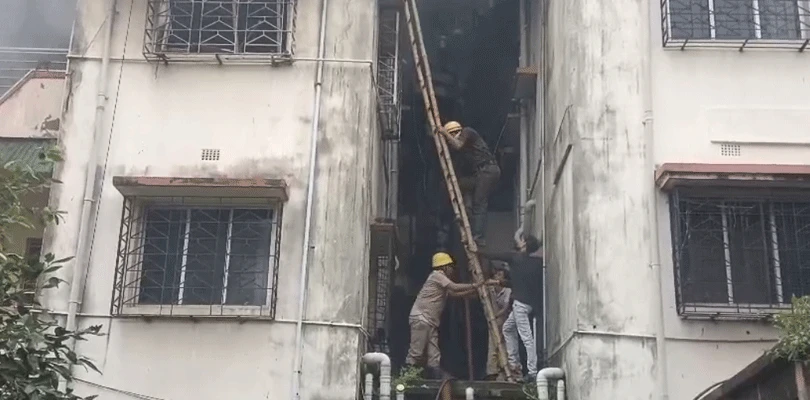 হাওড়ার বহুতলে আগুন, চাঞ্চল্য