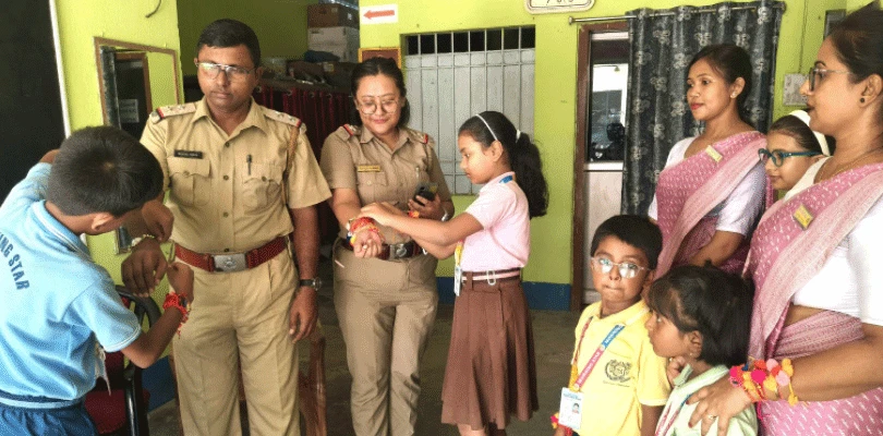 রাখি পরিয়ে মৈত্রী দিবস পালন মর্নিংস্টার স্কুলের