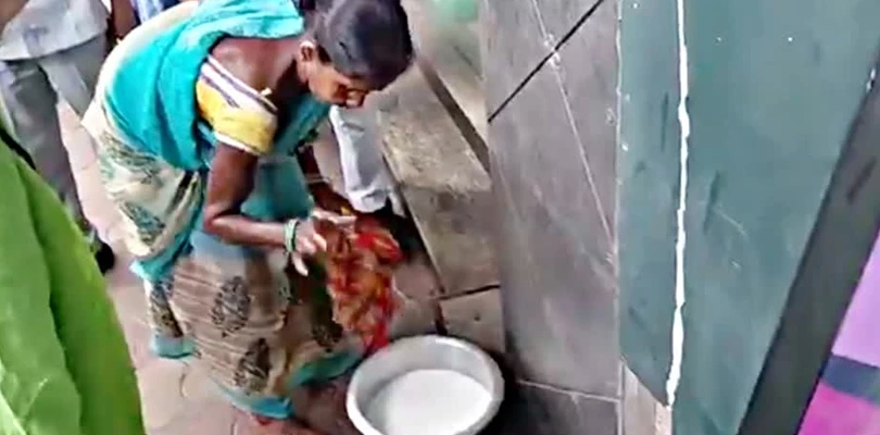 ফুটপাথে দুধ-কাণ্ড: ‘আশ্রয়’-এ বড়ো মেয়ে থাকলেও রাজি নন সীতা, ঠাঁই পেলেন অন্যত্র