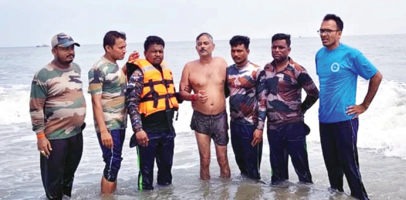 বকখালিতে উত্তাল সমুদ্র থেকে পর্যটককে উদ্ধার করলেন সিভিল ডিফেন্সের কর্মীরা
