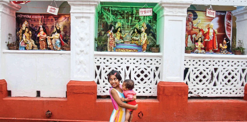 পুতুল-মডেল-কাঠের রঙিন গুঁড়োয় সাজ ঝুলনের
