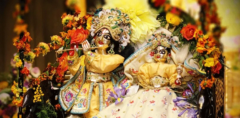 বড়ঞার পাঁচথুপী গ্রামের রাজ পরিবারগুলির কূল দেবতার দর্শনে ঝুলন যাত্রায় ভিড় জমাচ্ছেন বাসিন্দারা