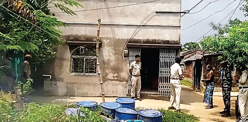 ধনেখালিতে বাবা-মা, মেয়ের ঝুলন্ত দেহ উদ্ধার, দেওয়ালে সুইসাইড নোট, অপবাদেই আত্মঘাতী? তদন্তে পুলিশ