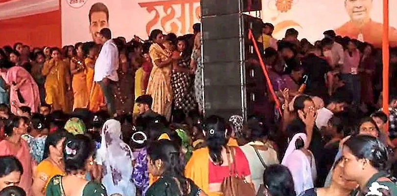বেরিলিতে রাখিবন্ধন অনুষ্ঠানের শাড়ি নিতে ধুন্ধুমার, অসুস্থ একাধিক মহিলা