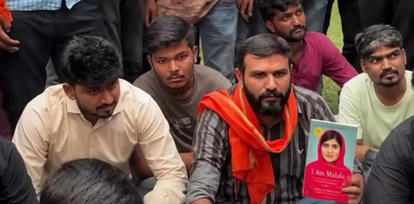 মালালার বই পড়ার ‘অপরাধ’, আমেদাবাদে তাণ্ডব বজরং দলের