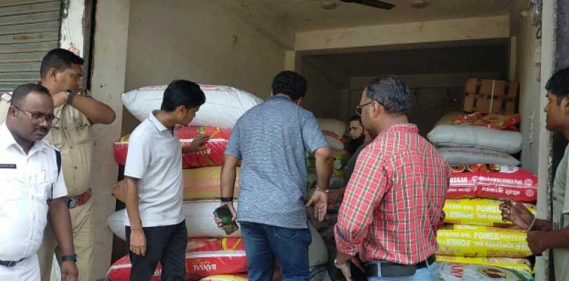 বাগডোগরা বাজারে অভিযান প্রশাসনের অধিকাংশ ব্যবসায়ীর কাছে নেই ক্রয়-বিক্রয়ের নথি