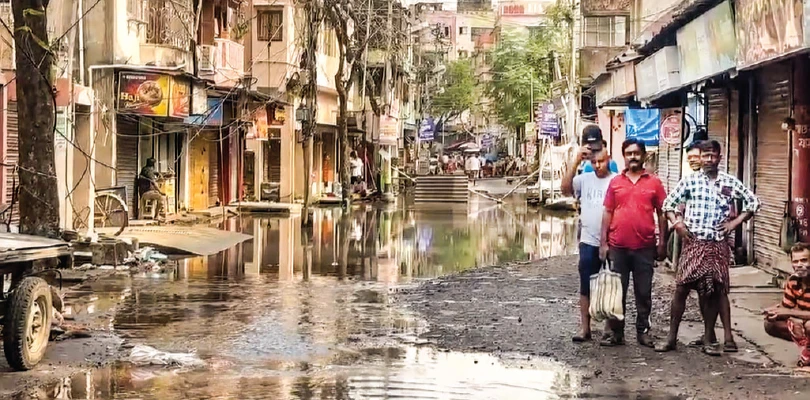বেলুড়ে জমা জলে ভোগান্তি এমএলবি রোড অবরোধ বাসিন্দাদের