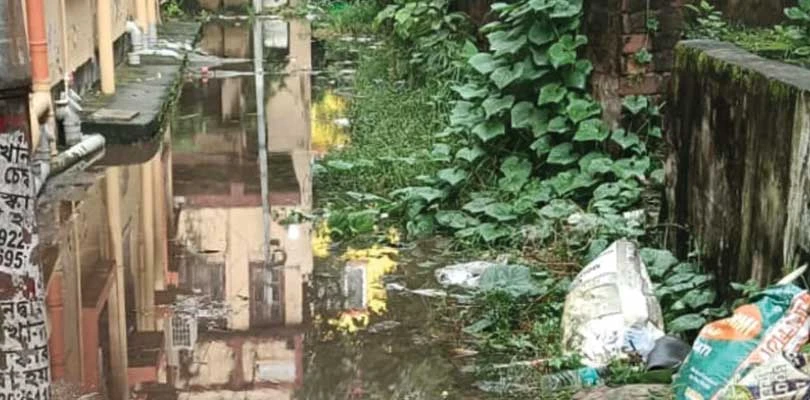 বাটার ১০টি ওয়ার্ড ভুগছে জমা জলের যন্ত্রণায়, বাড়ছে ক্ষোভ