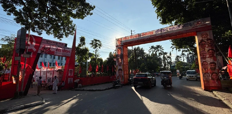 কল্যাণীতে বাম-বিজেপির পতাকা যুদ্ধ, মুখোমুখি দীনদয়াল-বুদ্ধদেব!