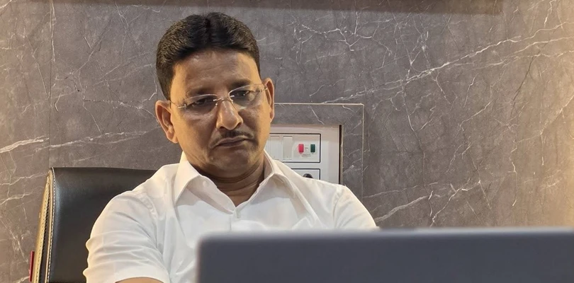 শুভেন্দুর নিরাপত্তারক্ষীর হাতে ‘ঘাড়ধাক্কা’, সোশ্যাল মিডিয়ায় ক্ষোভ কাজল শেখের
