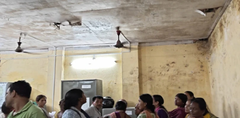 ভেঙে পড়ছে চাঙড়, দেওয়ালে ফাটল! জলপাইগুড়িতে পরিত্যক্ত ভবনেই চলছে সরকারি অফিস