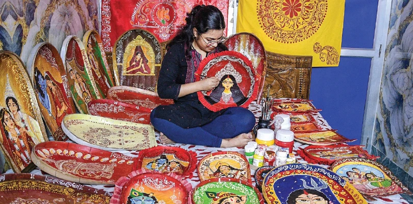 মাটির থালা থেকে পানপাতায় শিল্পকর্ম, কৃষ্ণনগরের প্রজোতির কদর বিদেশেও