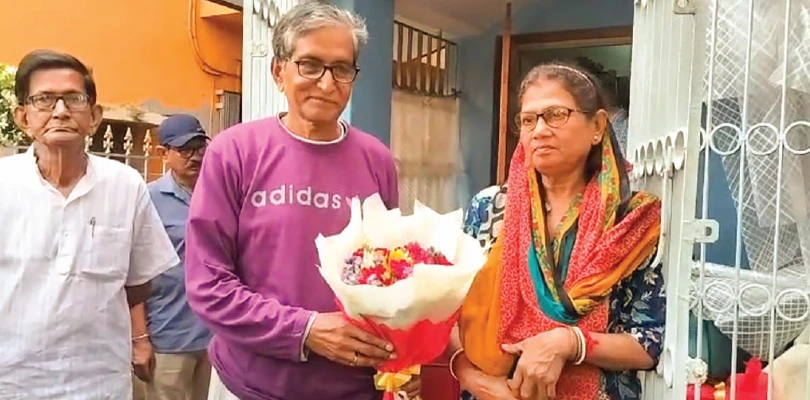 ‘পাহাড়ের ঢাল বেয়ে তীব্র বেগে নেমে আসছে ধূসর একটা স্রোত’