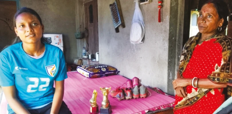 বাবার প্রশ্রয়ে ফুটবল পায়ে মাঠে, আরামবাগের ‘ধন্যি মেয়ে’ দাপাচ্ছে দেশ-বিদেশ
