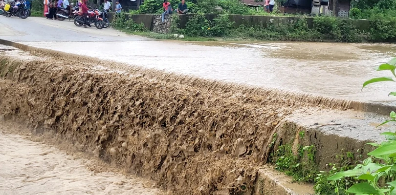 হড়পা বান, যান চলাচল বন্ধ রাজ্য সড়কে